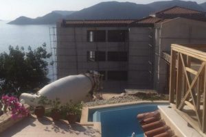 Kaş Kaymakamı Bayar, ka&ccedil;ak yapılan Meis Otel'in yıkılacağını a&ccedil;ıkladı