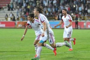 Timsah alttan yıldız &ccedil;ıkarma peşinde