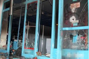 PKK yandaşları marketi ateşe verdi!