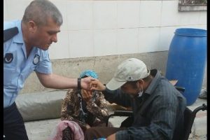 Bursa'da zabıtayı g&ouml;r&uuml;nce sakat dilenci birden iyileşti