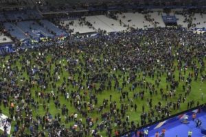 Stade De France'da faciadan d&ouml;n&uuml;ld&uuml;