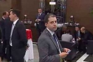 Obama ve Putin g&ouml;r&uuml;ş&uuml;rken kareye giren adam merak konusu oldu