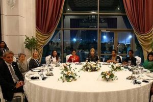 Lider eşlerinin masasındaki tek erkek