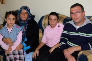 Cam kemik hastası Elif'in en b&uuml;y&uuml;k desteği annesi