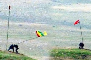 &Ccedil;atışmanın ortasında T&uuml;rk Bayrağı astılar