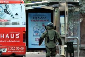 Otob&uuml;steki ş&uuml;pheli poşet panik yarattı