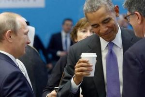 Obama bardağı yine elinden bırakmadı