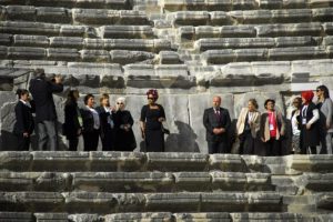 Liderlerin eşleri Aspendos'u gezdi