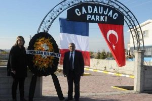 U&ccedil;husar'dan Fransa'daki ter&ouml;re tepki &ccedil;elengi