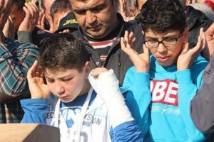 Ailesini kaybeden &ccedil;ocuklar cenaze namazını kıldı