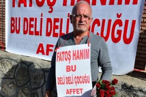 Af dileyen eşin astığı afişi g&uuml;venlik g&ouml;revlisi kesti