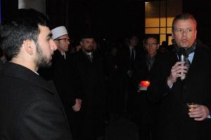 N&uuml;rnberg'de Paris kurbanları yakılan mumlarla anıldı