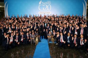 Erdoğan, Cumhurbaşkanlığı personeli ile hatıra fotoğrafı &ccedil;ekindi