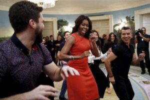 Obama T&uuml;rkiye'deyken eşinin yaptığı bu dans olay oldu