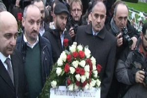 T&uuml;rk STK'lar Berlin'de Fransız B&uuml;y&uuml;kel&ccedil;iliği'ne &ccedil;i&ccedil;ek bıraktı