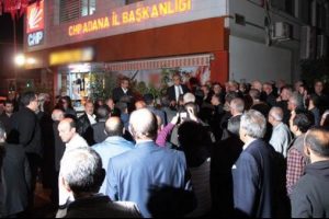 CHP'li belediye başkanının CHP il y&ouml;netim kurulu toplantısını bastığı iddiası