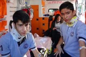 &Ouml;ğrenci servisi kaza yaptı: 16 yaralı