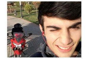 Yarış motosikletiyle reklam panosuna &ccedil;arparak can verdi