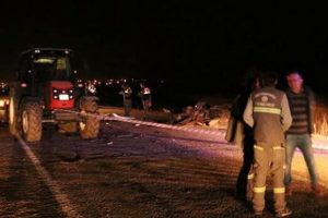 Yol ortasına bırakılan trak&ouml;re &ccedil;arptı: 2 &ouml;l&uuml;