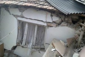4 katlı bina gecekondunun &uuml;zerine yıkıldı !