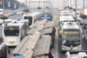 Avcılar'da metrob&uuml;s&uuml;n &ccedil;arptığı kişi ağır yaralandı