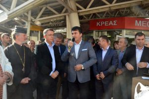Bursalı Başkan D&uuml;ndar, Bulgaristan'da papazla aşure dağıttı