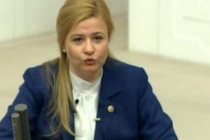 Bursa milletvekili Bennur Karaburun yemine 'Besmele'yle başladı