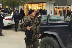 Mağaza &ccedil;alışanını rehin aldı! Pazarlık başladı