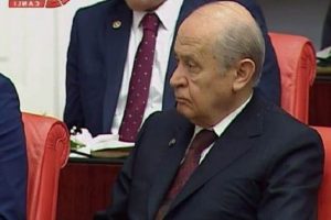 Bah&ccedil;eli HDP'lileri g&ouml;rmemek i&ccedil;in 'flu' tarafa ge&ccedil;ti