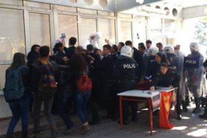 Anadolu &Uuml;niversitesi'nde afiş kavgası: 3 &ouml;ğrenci yaralı
