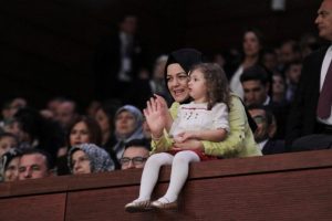 Vekil yakınları Meclis'e akın etti