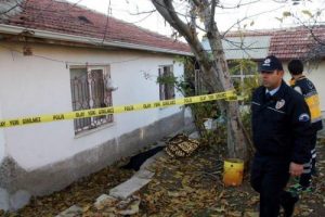 &Ccedil;atıdan d&uuml;şen yaşlı kadın &ouml;ld&uuml;