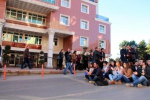 &Uuml;niversitelilerin 'pedagojik formasyon' tepkisi