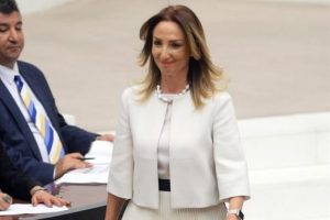 Aylin Nazlıaka kıyafetiyle dikkat &ccedil;ekti