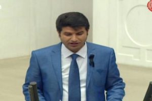 K&uuml;rt&ccedil;e'den sonra o vekil de yeminine Arap&ccedil;a başladı