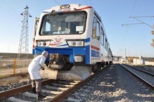 İzmir'de yolcu treninin &ouml;n&uuml;ne atladı