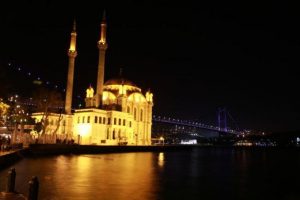 Boğazi&ccedil;i K&ouml;pr&uuml;s&uuml; mor renge b&uuml;r&uuml;nd&uuml;