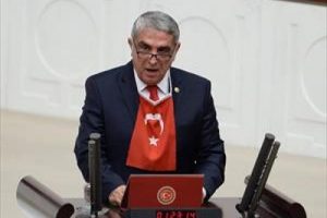 AK Partili vekilden T&uuml;rk bayraklı yemin