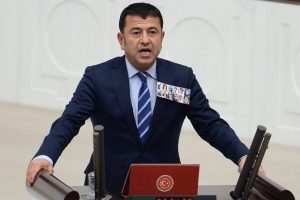 Katliamda &ouml;lenlerin fotoğraflarıyla yemin etti