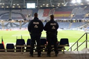 Ter&ouml;r korkusu futbolu vurdu