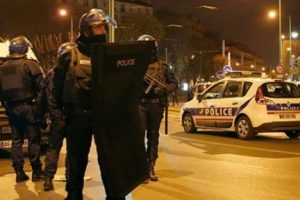 Paris'te operasyon: 3 ter&ouml;rist &ouml;ld&uuml;r&uuml;ld&uuml;