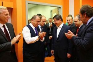 Davutoğlu oyuncuları soyunma odasında ziyaret etti