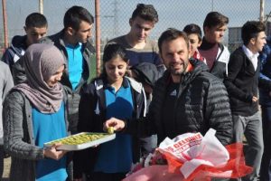 Medicana Sivasspor'a &ouml;ğrencilerden tatlı