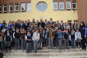 Hakkari Valisi minik &ouml;ğrencileri sevindirdi