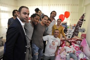 Antalyasporlular minik Azra'yı ziyaret etti