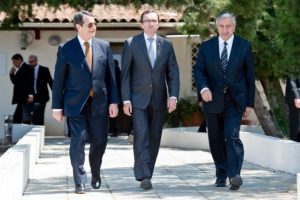 Kıbrıslı liderler taşlı saldırıyı kınadı