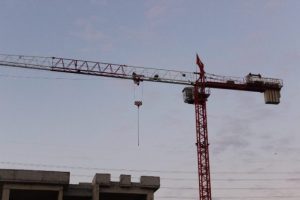 Parasını alamayınca vincin tepesine &ccedil;ıktı