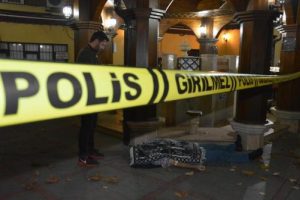 Bursa'da cami avlusunda kalp krizi ge&ccedil;iren emekli polis &ouml;ld&uuml;