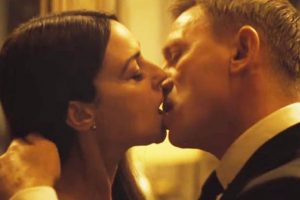 Bond filmi Spectre'deki &ouml;p&uuml;şme sahnelerine Hindistan'dan sans&uuml;r geldi!