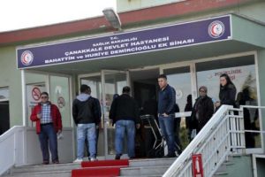 &Ccedil;anakkale'den şok haber: Bir g&uuml;nl&uuml;k ikiz bebeklerden erkek olanı hastaneden &ccedil;alındı